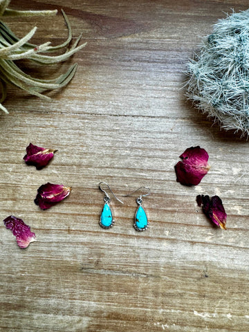 Kingman Turquoise || Dangle Earrings